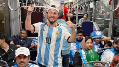 Critican a Luisito comunica por portar la playera de Argentina tras la derrota de México