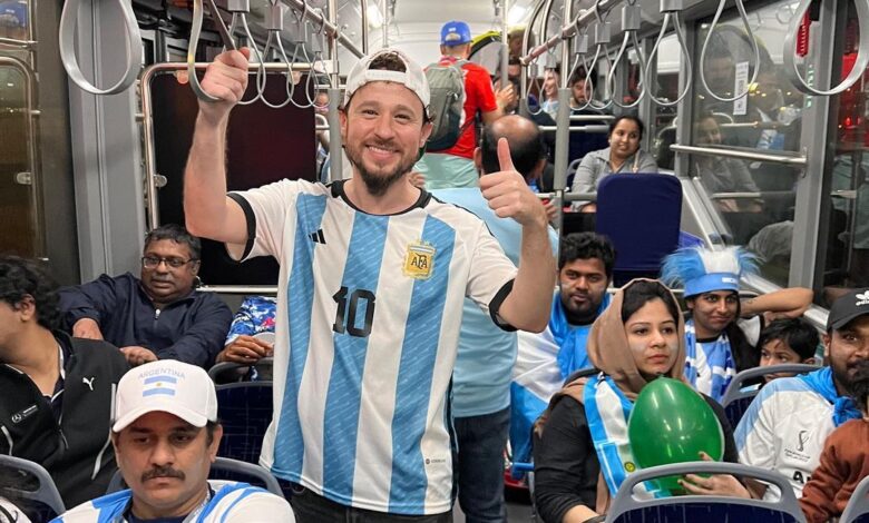 Critican a Luisito comunica por portar la playera de Argentina tras la derrota de México