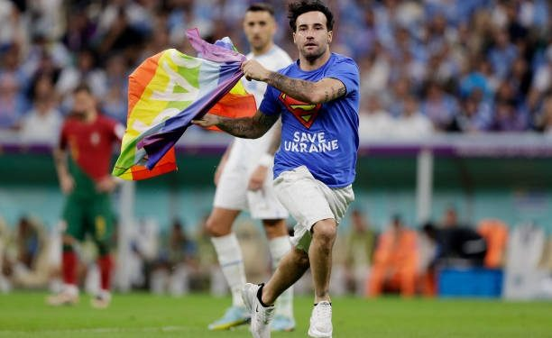 Aficionado con bandera LGBT  invade la cancha en el Portugal vs Uruguay