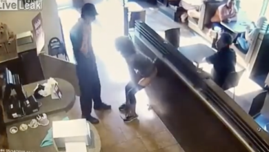 Vídeo: Mujer defeca en restaurante y le avienta su excremento a empleado