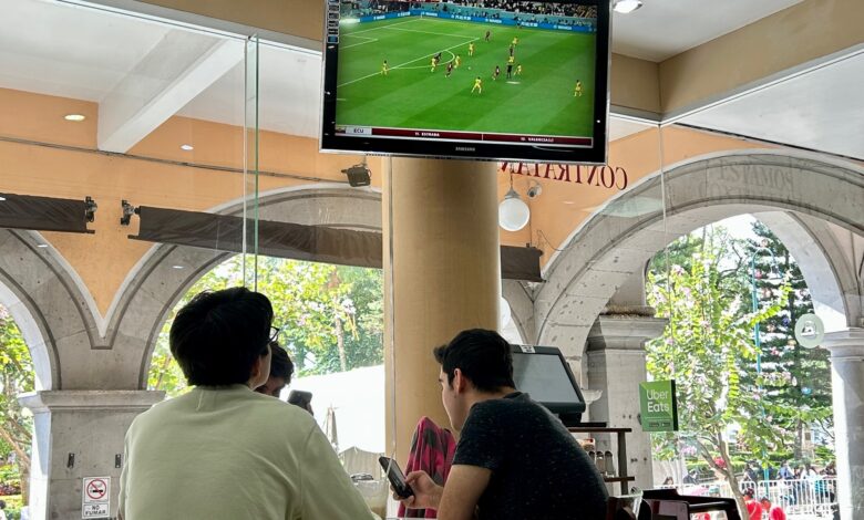 Xalapeños ven el mundial en cafeterías; pocos bares abrieron