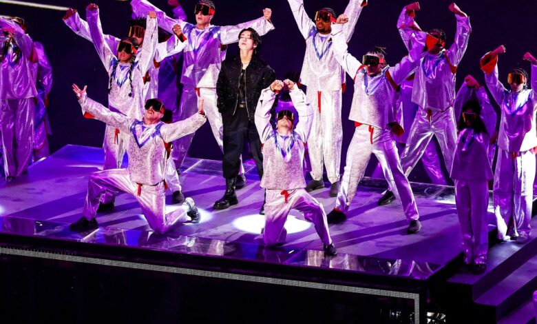 Jungkook de BTS se presenta en la ceremonia de apertura de la Copa del Mundo de Qatar 2022 cantando el tema oficial «Dreamers»