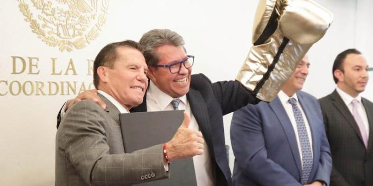 Recibe Julio César Chávez reconocimiento del Senado