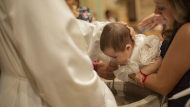 Sacerdote usó durante 20 años la palabra incorrecta en bautizos; todos serán inválidos