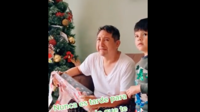 Hombre pide regalo a sus padres y llora al recibirlo 30 años tarde