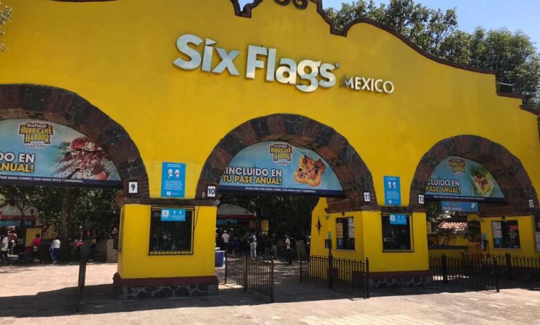 Six Flags prohíbe a los gays besarse en su parque; comunidad convoca a un besatón