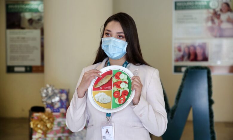 En cenas decembrinas recomiendan alimentos horneados, agua y no excesos para adultos y menores