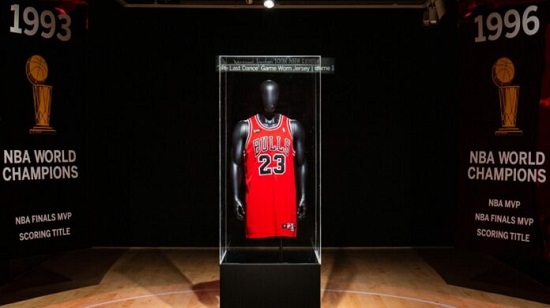 Subastan jersey que usó Jordan en las Finales de 1998 por 10 mdd