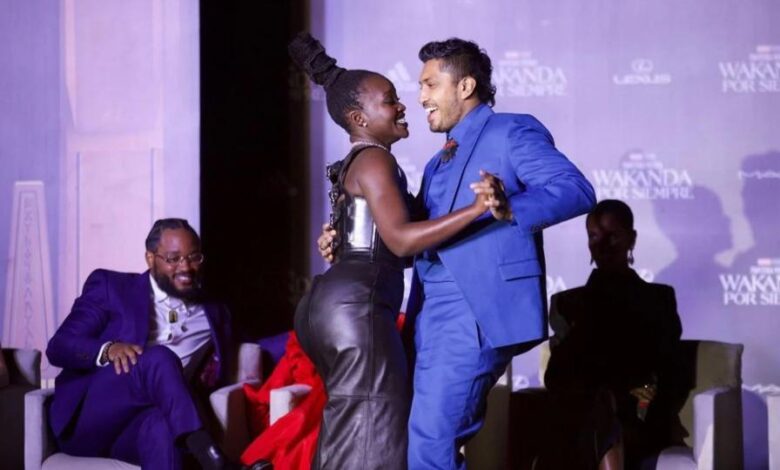 Tenoch Huerta y Lupita Nyong’o sacan sus mejores pasos de baile en el estreno de “Wakanda Forever”