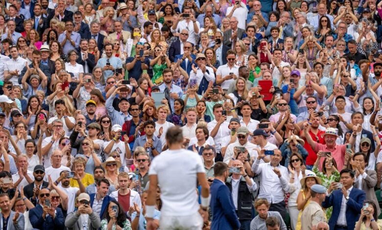 Desgarro abdominal deja a Rafael Nadal fuera del Wimbledon