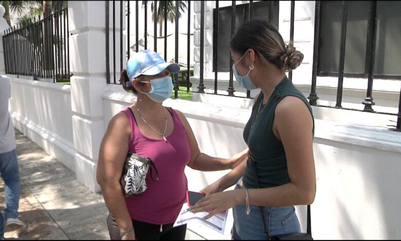 Jóvenes acuden con sus papás a vacunarse por miedo a la inyección