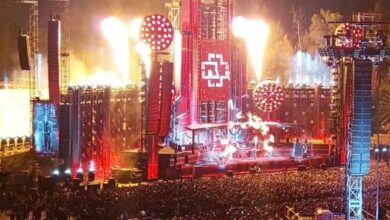 Guitarrista de Rammstein sorprende con pequeña presentación en el Zócalo