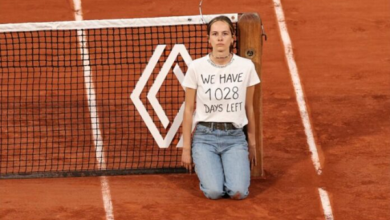 Activista protesta en Roland Garros; se ata del cuello a la red