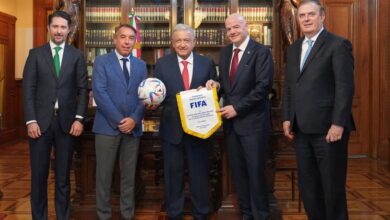 Recibe AMLO a Infantino y directivos de la FIFA;  acuerdan colaboración rumbo al Mundial 2026