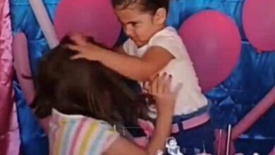 Vídeo: Niña golpea a su hermana por arruinar su cumpleaños