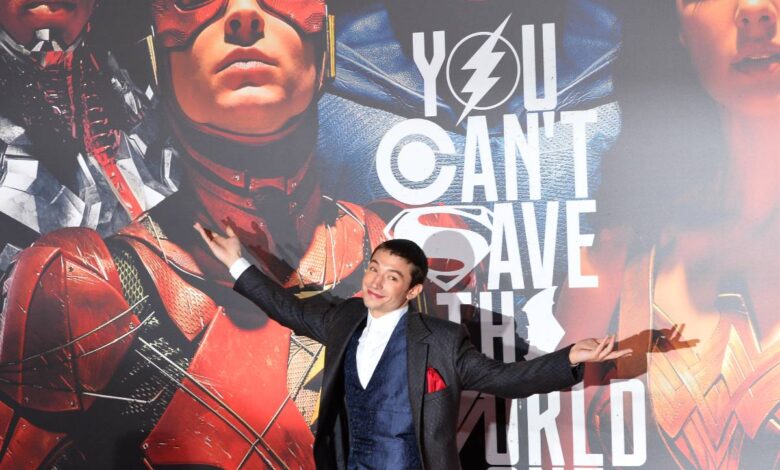 Ezra Miller se disculpa con productores de Warner respecto a sus actitudes negativas que podrían afectar a “The flash”.