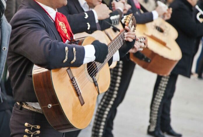 Mariachis, listos para alegrar el corazón de los mexicanos