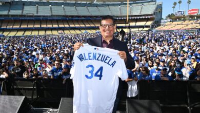 Los Dodgers hacen honor a Fernando Valenzuela retirando el número 34