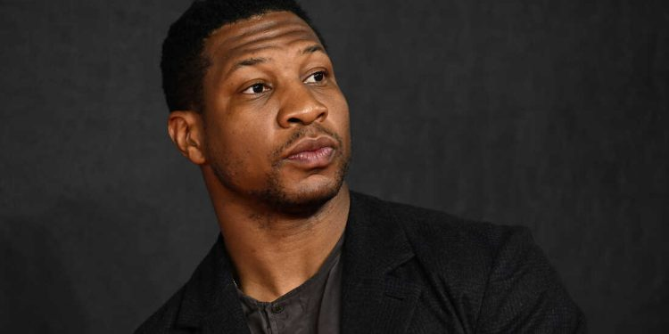 Defensa de Jonathan Majors revela mensajes de su supuesta víctima