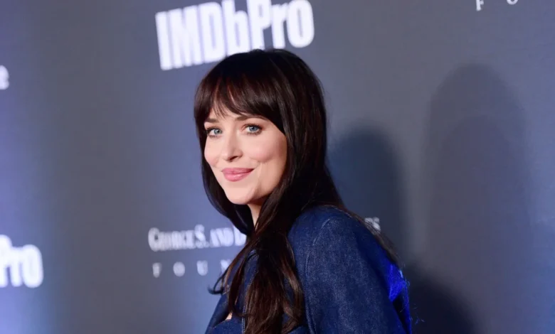 Dakota Johnson hace broma sobre Armie Hammer en la noche de apertura de Sundance: «¿Quién sabía que el canibalismo era tan popular?»