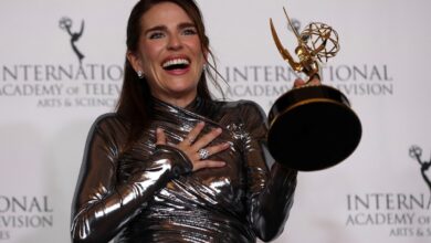 Karla Souza anuncia su embarazo en la alfombra roja de los premios Emmy