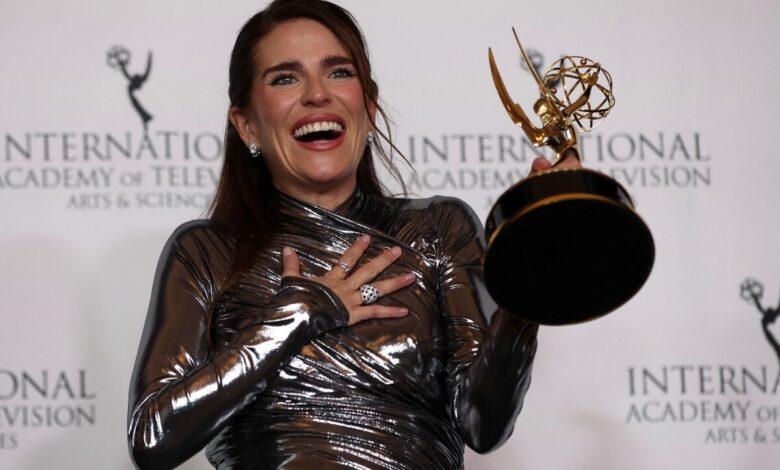 Karla Souza anuncia su embarazo en la alfombra roja de los premios Emmy