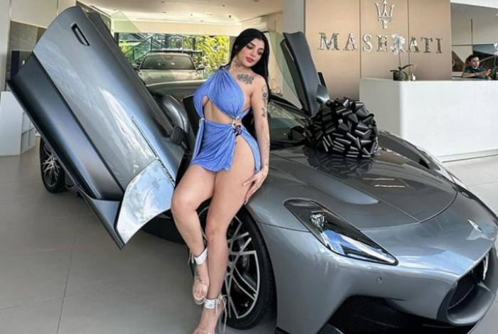 Modelo Karely Ruiz se regala de cumpleaños un automóvil de 3 millones de pesos