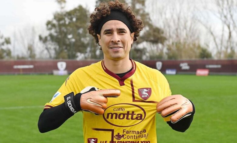 El Salernitana de la Serie A de Italia presenta a Memo Ochoa como su nuevo futbolista