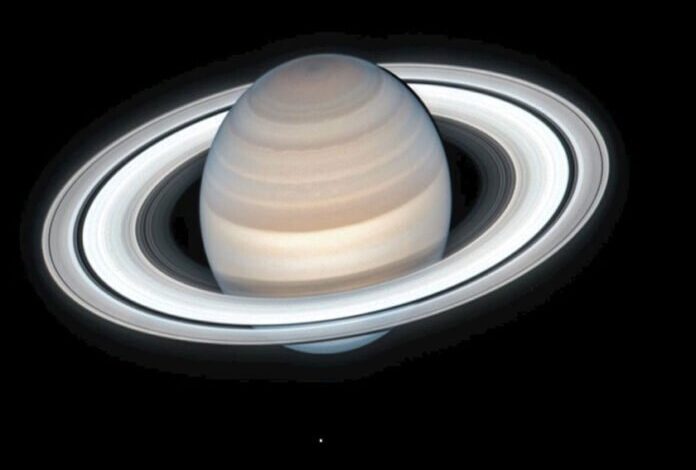 Toman nueva imagen impresionante de Saturno