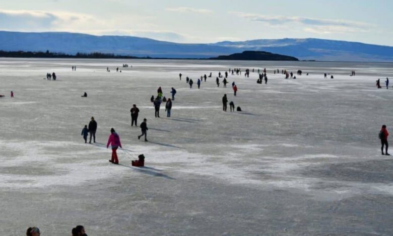 Increíble, se congela lago en Argentina y se convierte en enorme pista de hielo