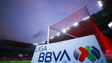 Liga MX veta a dos aficionados tras orinar en un vaso y lanzarlo al público en gradas