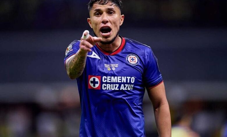 Oficial: Carlos Salcedo deja de ser jugador del Cruz Azul