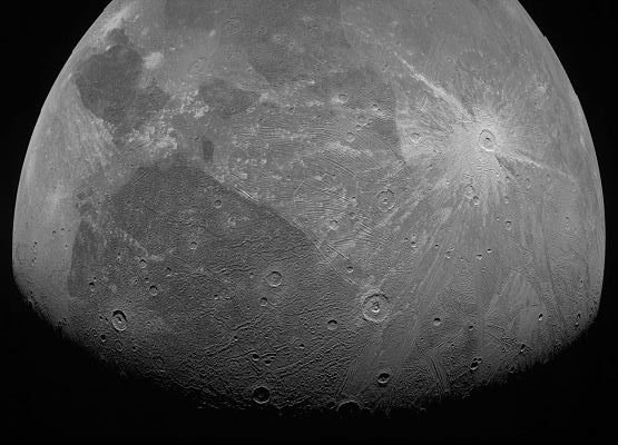 Encuentran agua en la luna