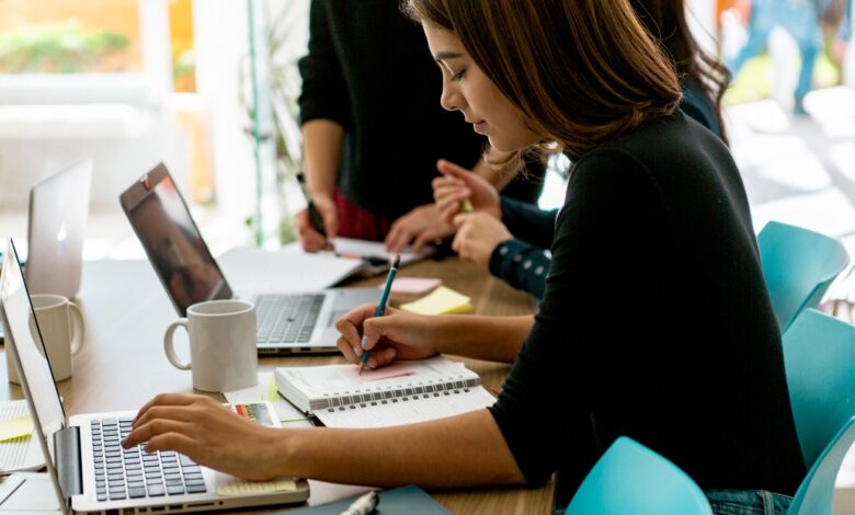 Por sobrecarga de trabajo, mujeres requieren esquemas laborales flexibles