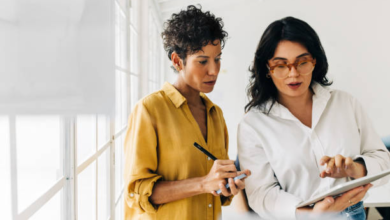 Mujeres y personas no binarias quienes más ocultan su personalidad para encajar en su lugar de trabajo