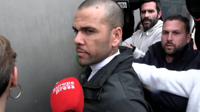 Dani Alves sale de prisión tras pagar fianza