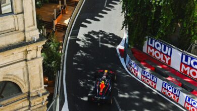 Carlos Sainz chocó a Checo Pérez para evitar que subiera al podio